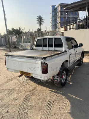 Toyota Hilux 2001 White