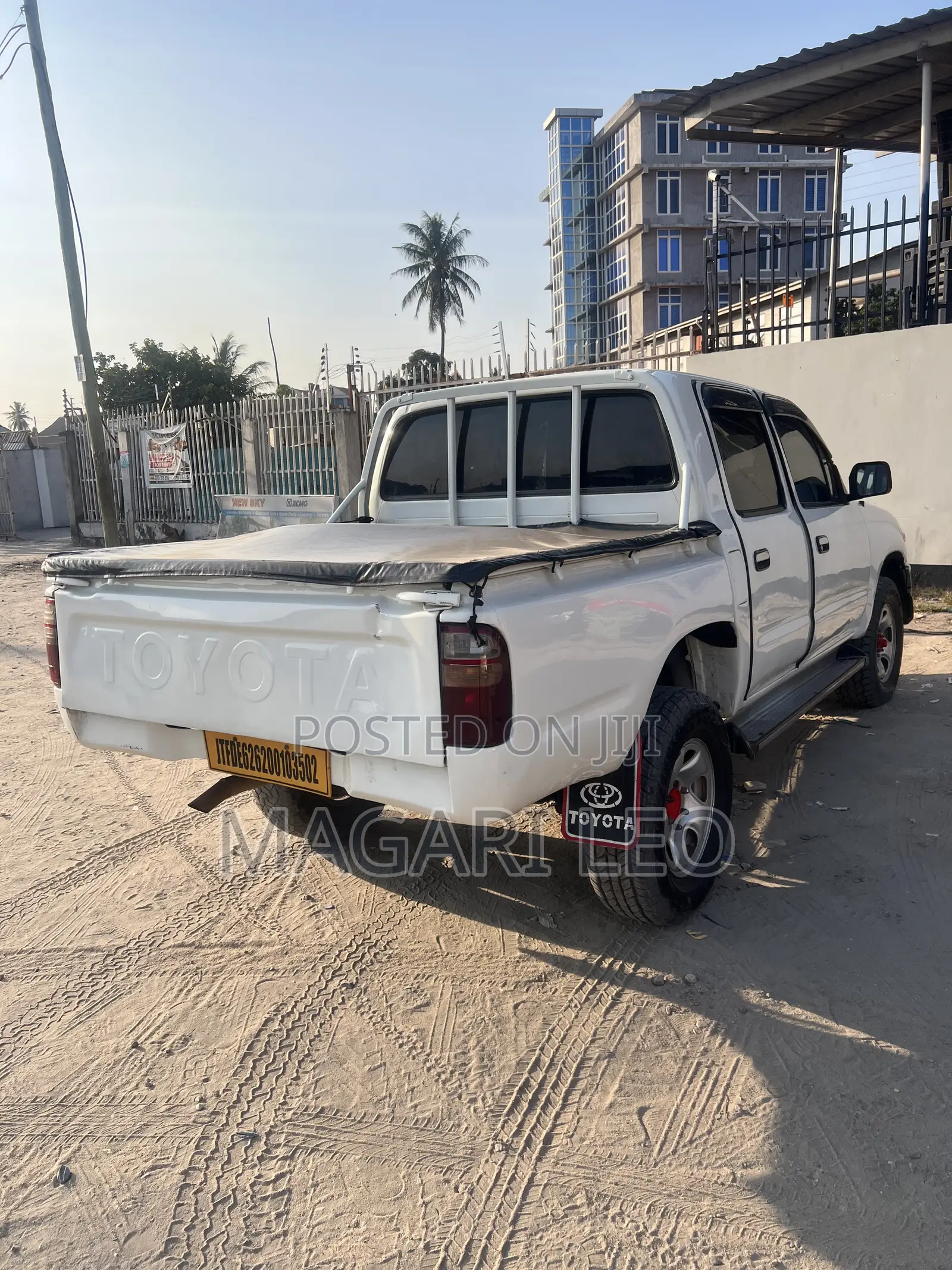 Toyota Hilux 2001 White