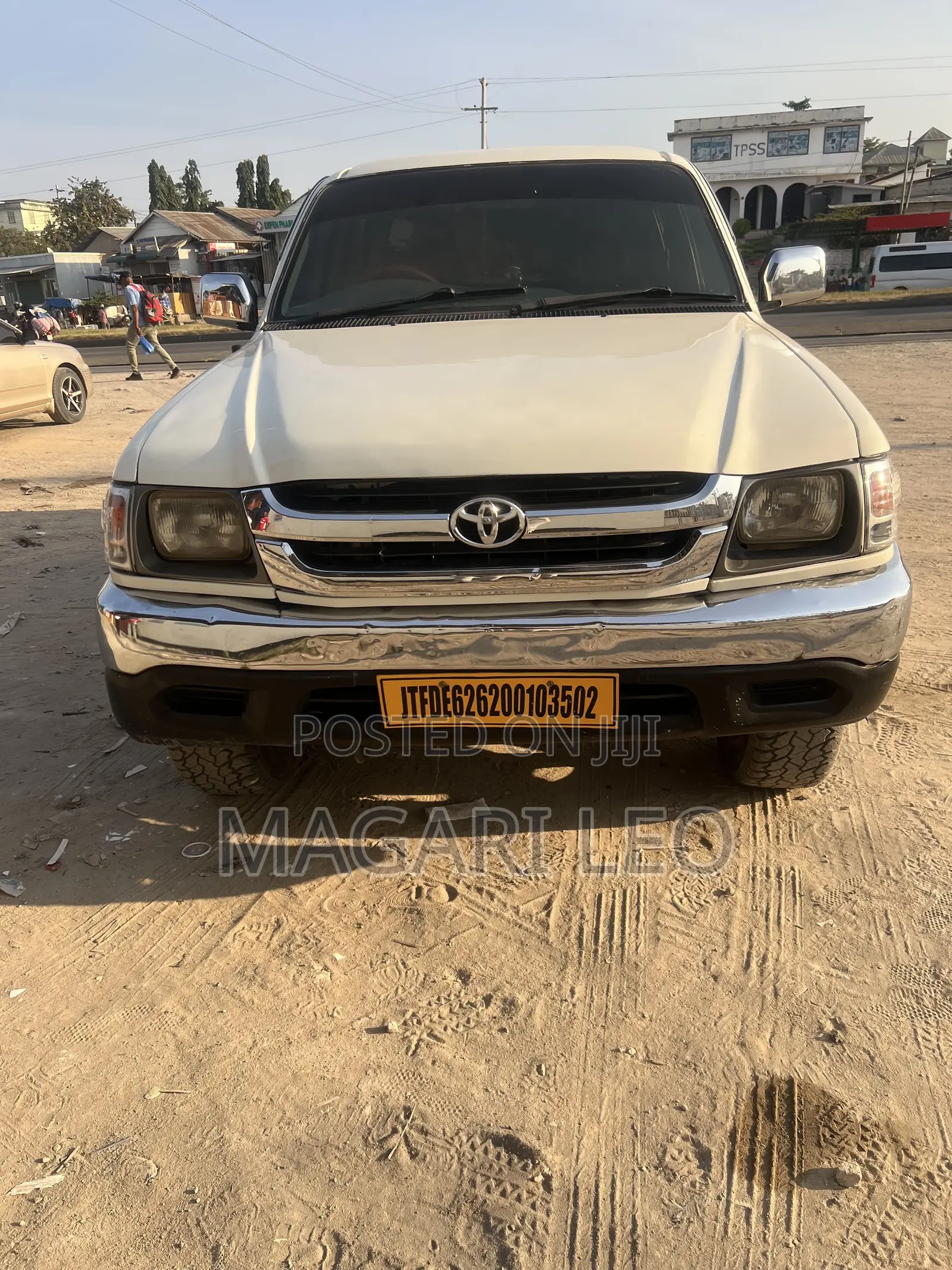 Toyota Hilux 2001 White