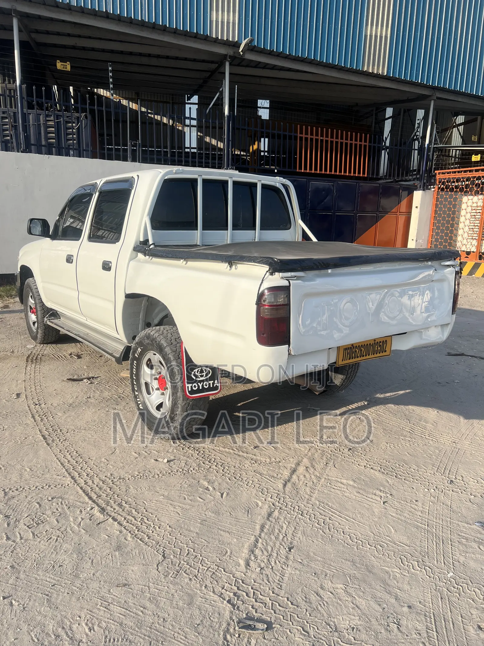 Toyota Hilux 2001 White