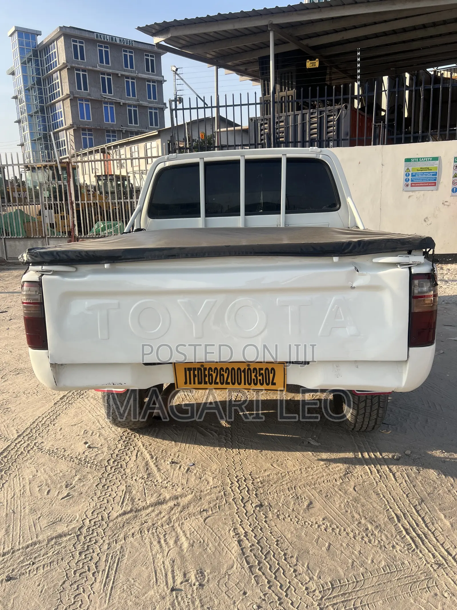 Toyota Hilux 2001 White