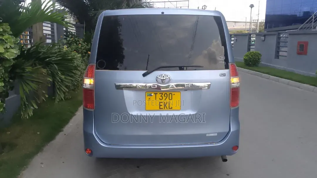 Toyota Noah 2005 Blue