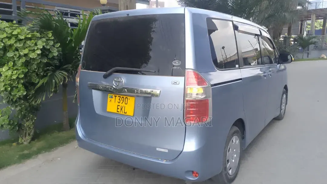 Toyota Noah 2005 Blue
