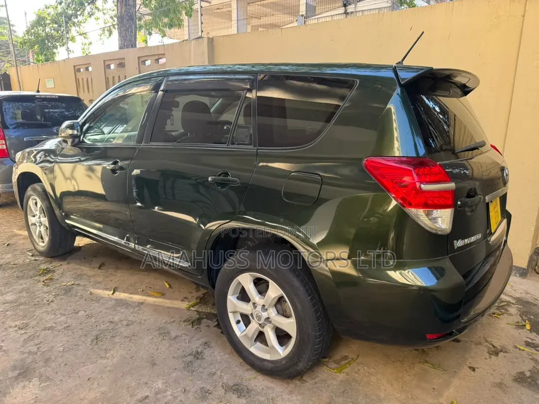 Toyota Vanguard 2011 Green