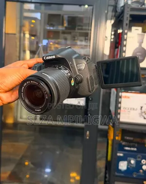 Canon 650D With 18-55mm Lens Screen Touch