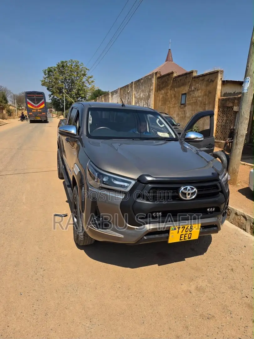 Toyota Hilux Revo Double Cab Deisel 2.8 AWD 2019 Gold