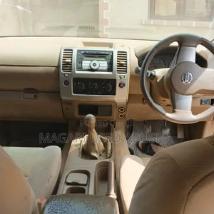 Nissan Navara 2010 Gold