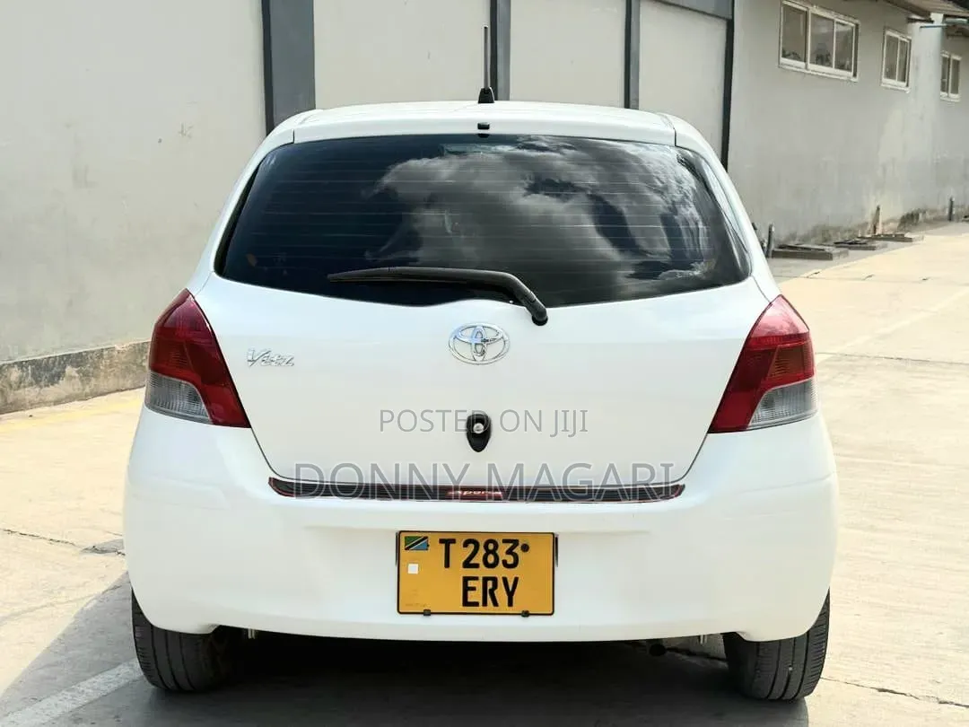 Toyota Vitz 2009 White