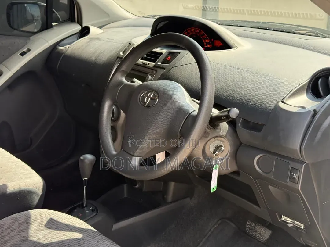 Toyota Vitz 2009 White