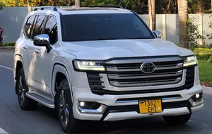 Toyota Land Cruiser LC300 2023 White