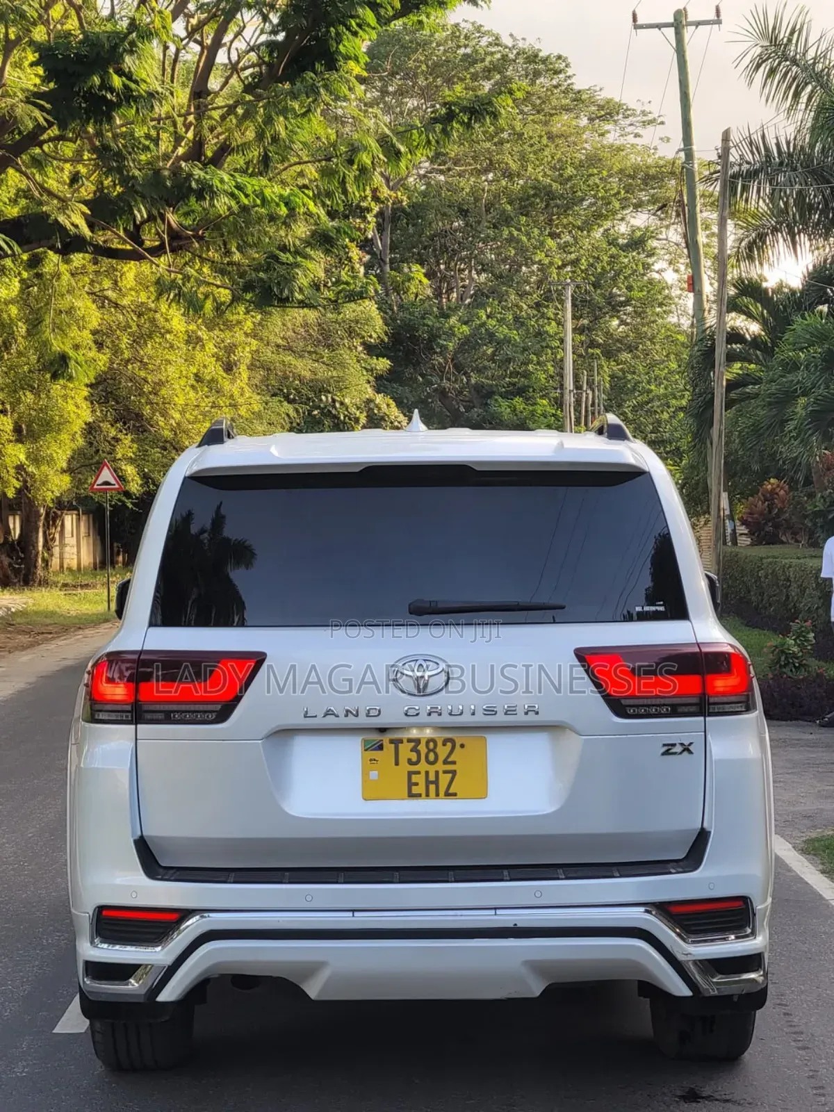 Toyota Land Cruiser LC300 2023 White