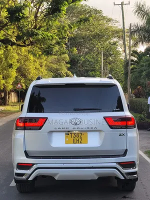 Toyota Land Cruiser LC300 2023 White