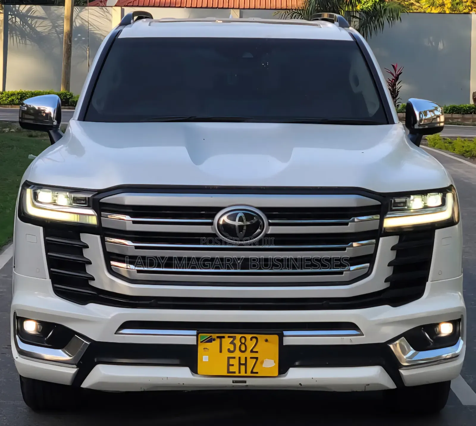 Toyota Land Cruiser LC300 2023 White