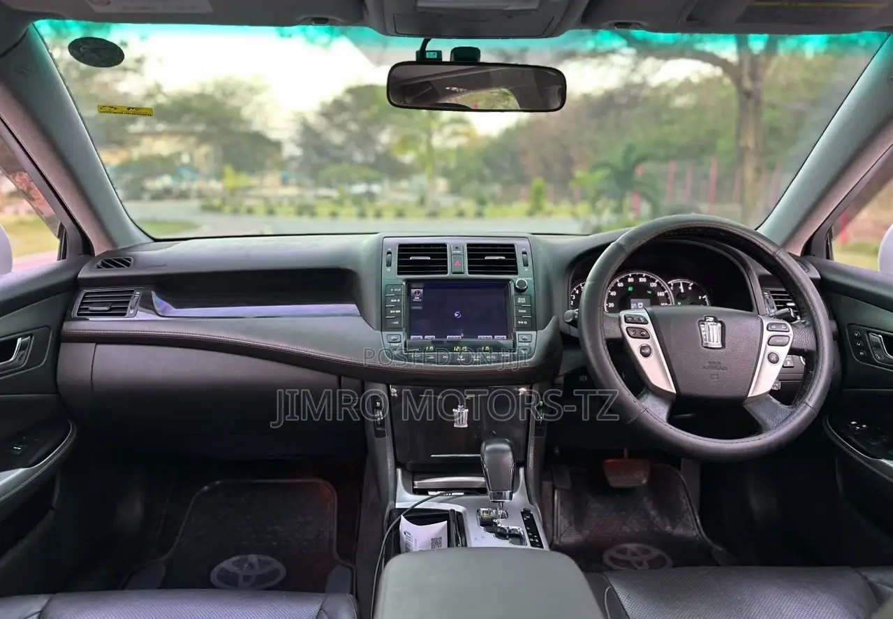 Toyota Crown 2011 White