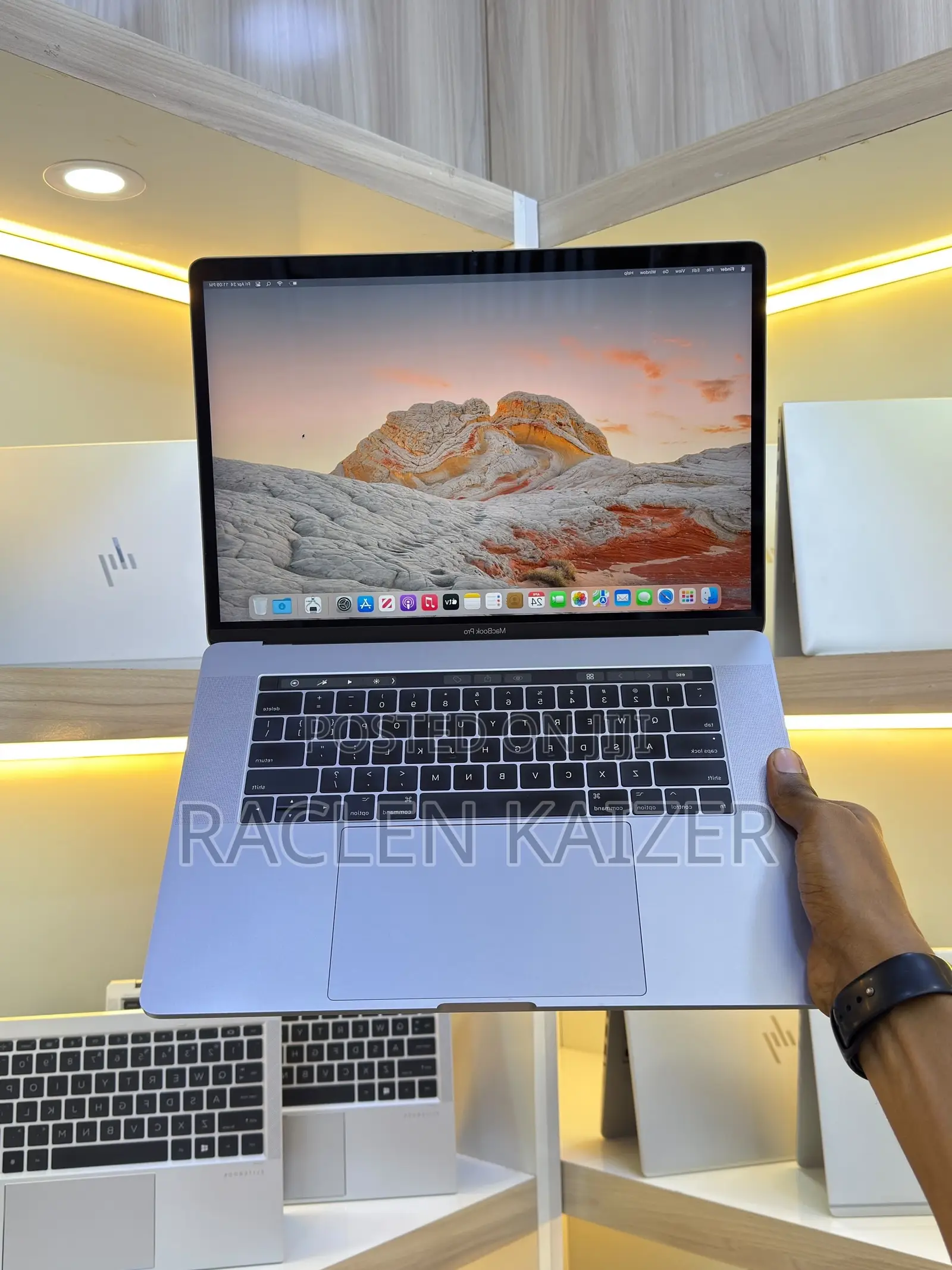 New Laptop Apple MacBook Pro 2017 16GB Intel Core i7 SSD 512GB