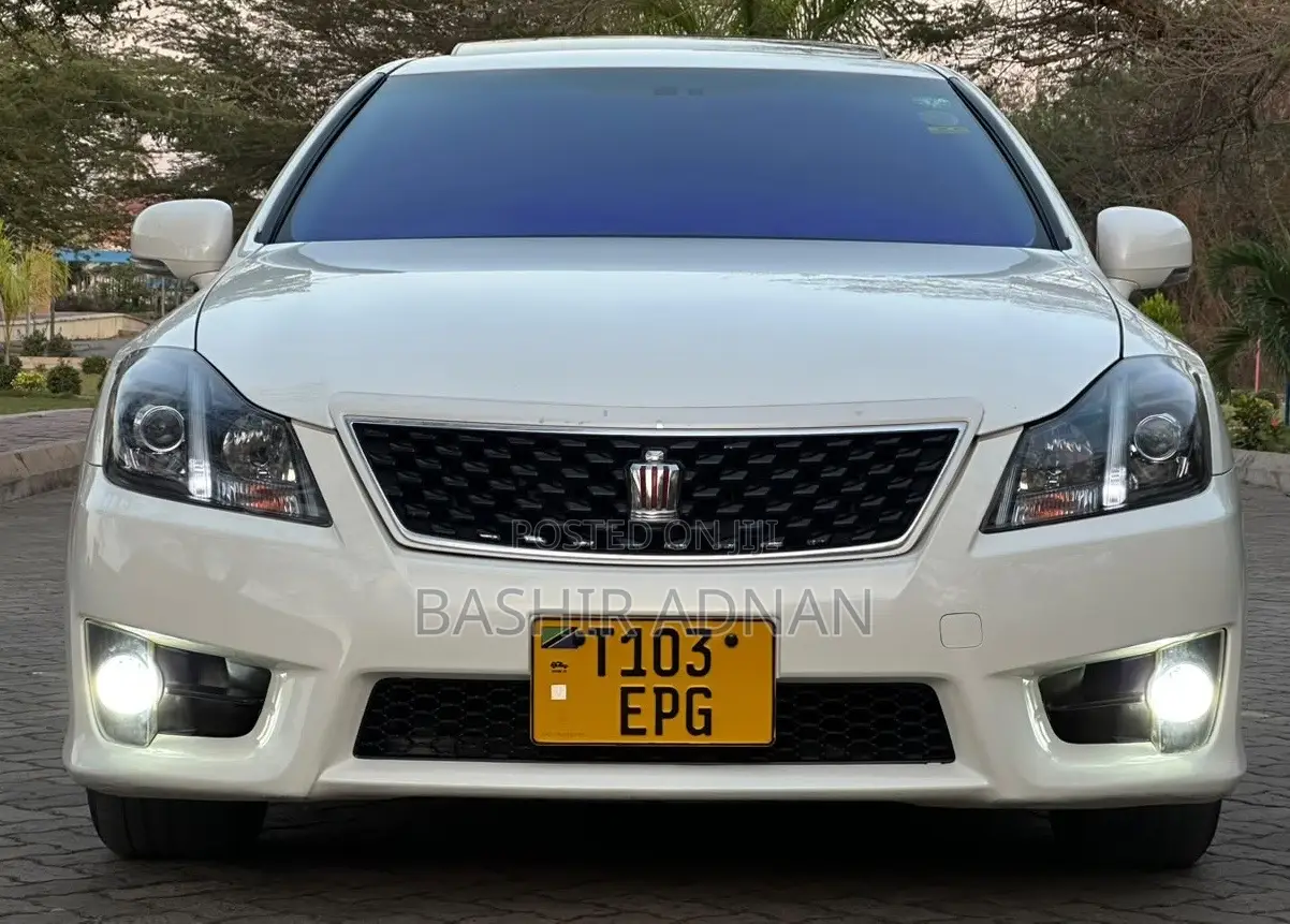 Toyota Crown 2010 White