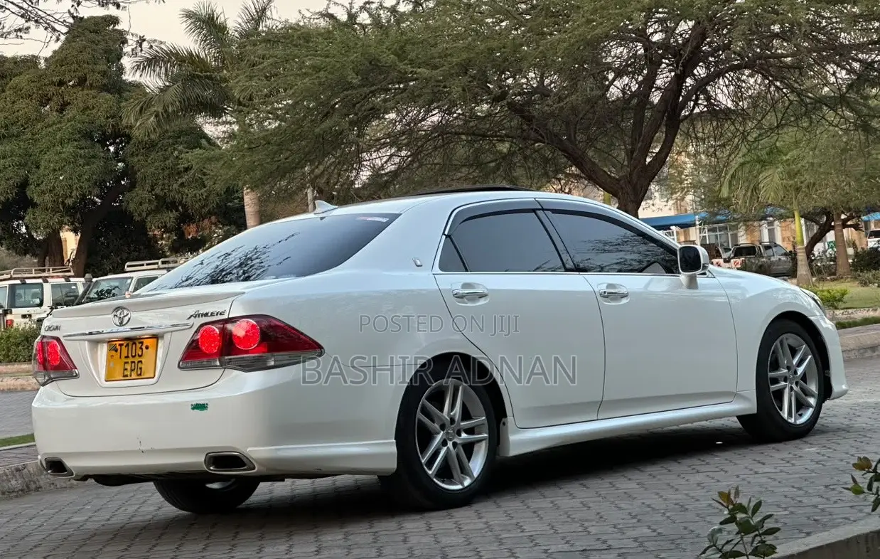 Toyota Crown 2010 White