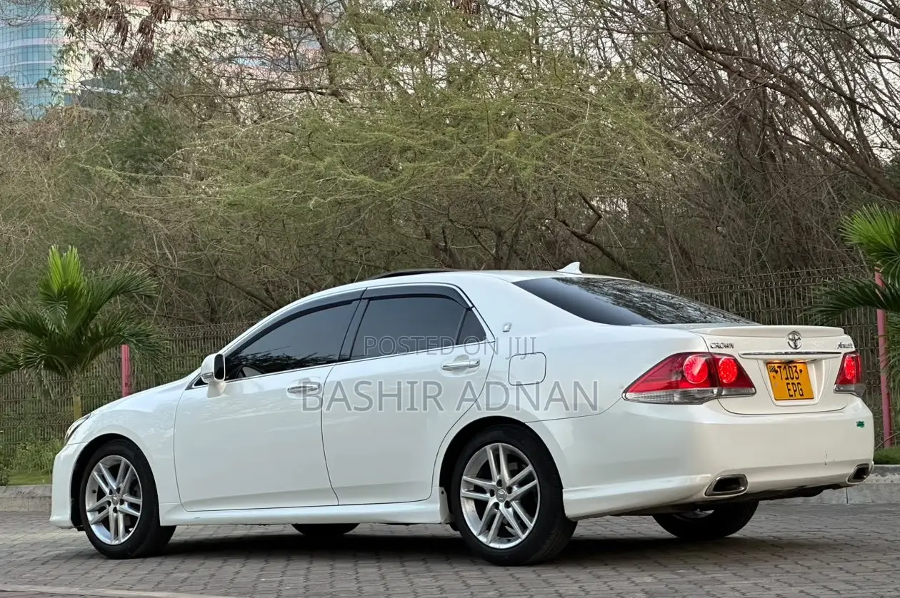 Toyota Crown 2010 White