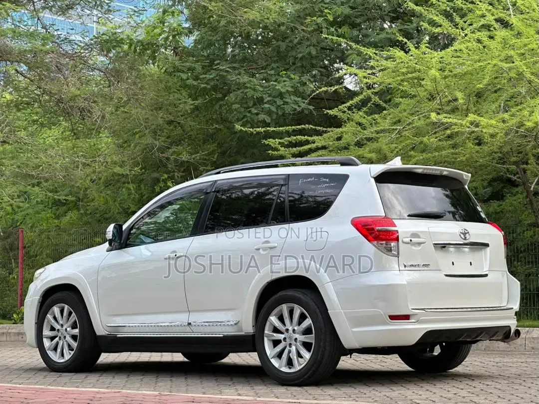 Toyota Vanguard 2012 White