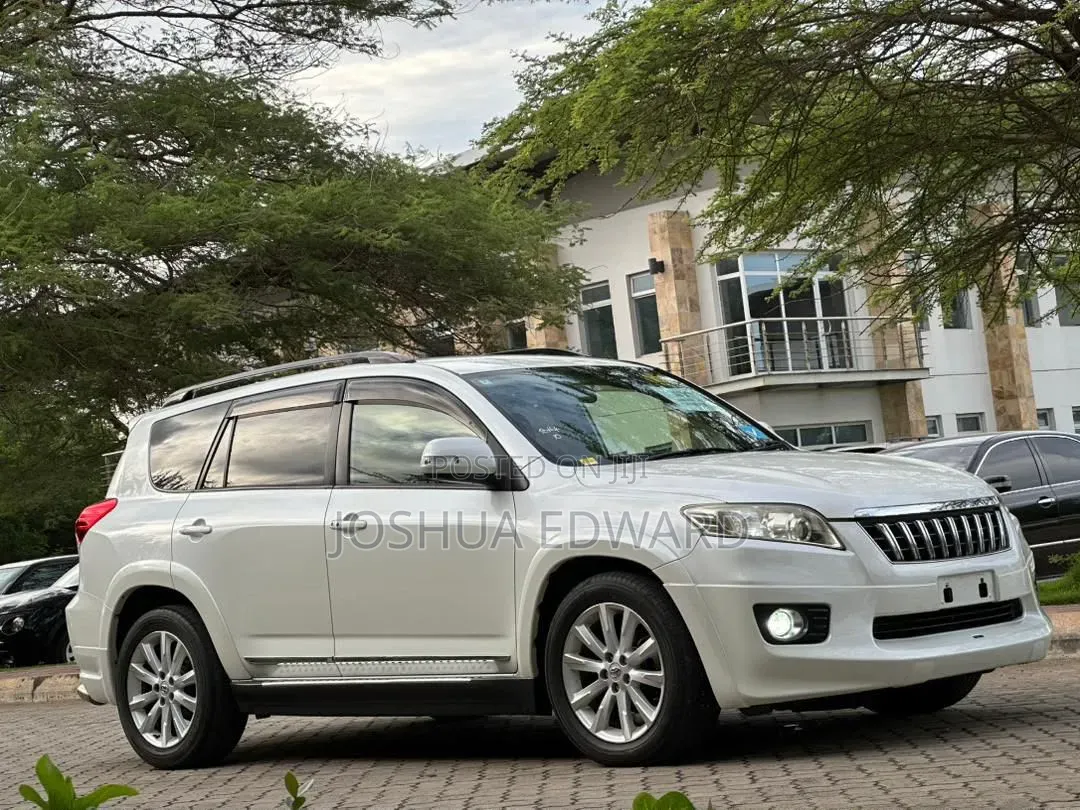 Toyota Vanguard 2012 White