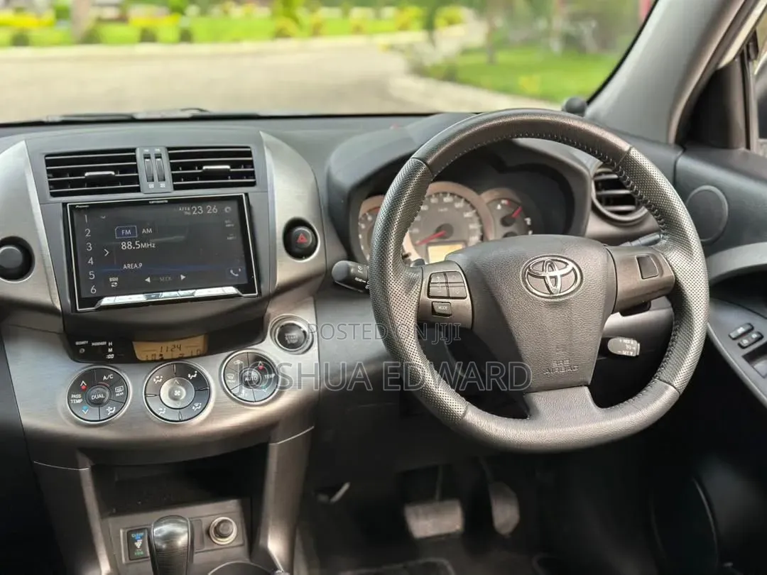 Toyota Vanguard 2012 White