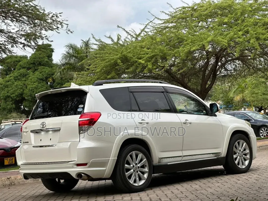 Toyota Vanguard 2012 White