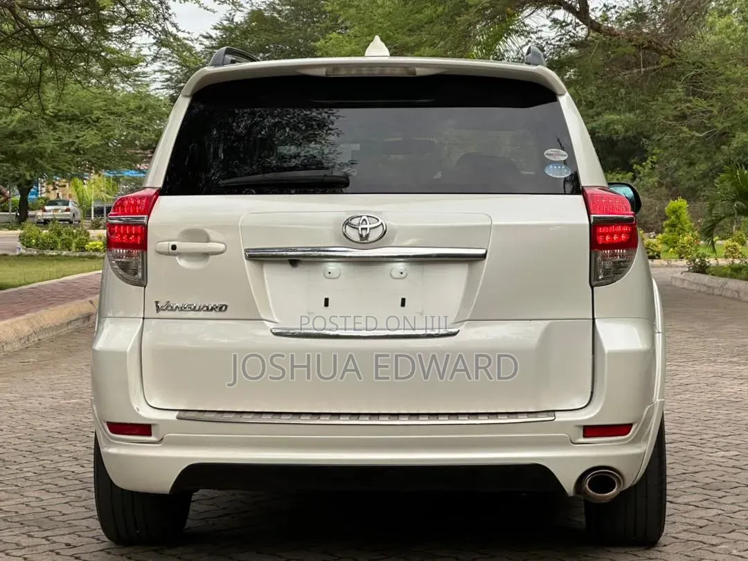 Toyota Vanguard 2012 White