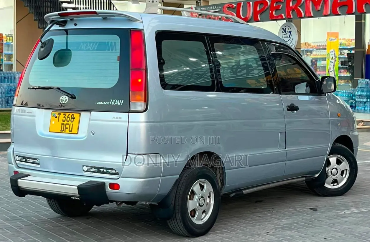 Toyota Noah 2001 Silver