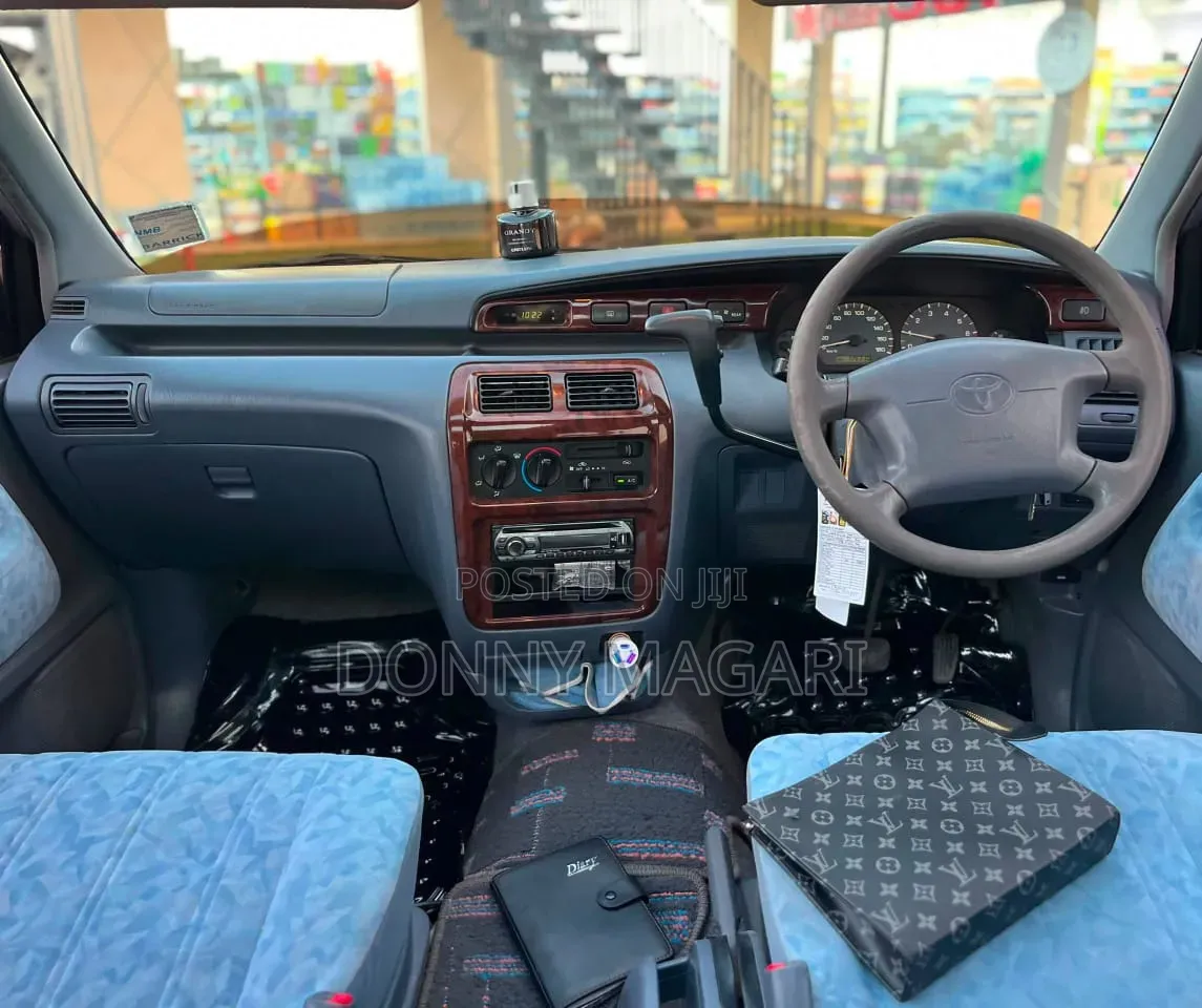 Toyota Noah 2001 Silver