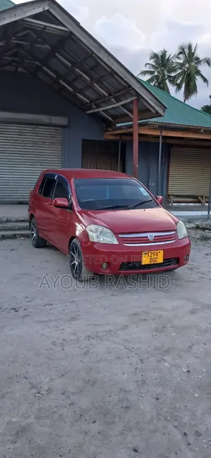 Toyota Raum 2004 Red
