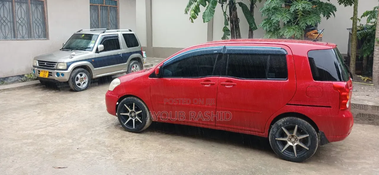 Toyota Raum 2004 Red