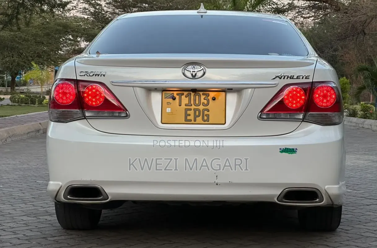 Toyota Crown 2010 White