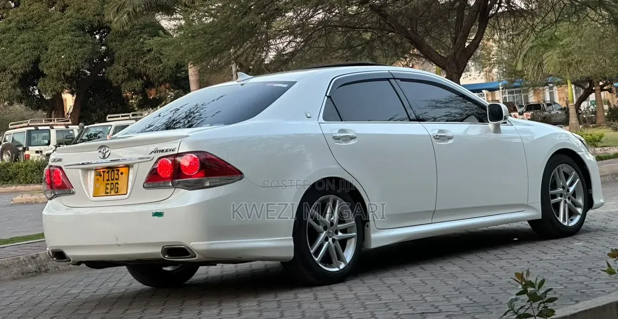 Toyota Crown 2010 White