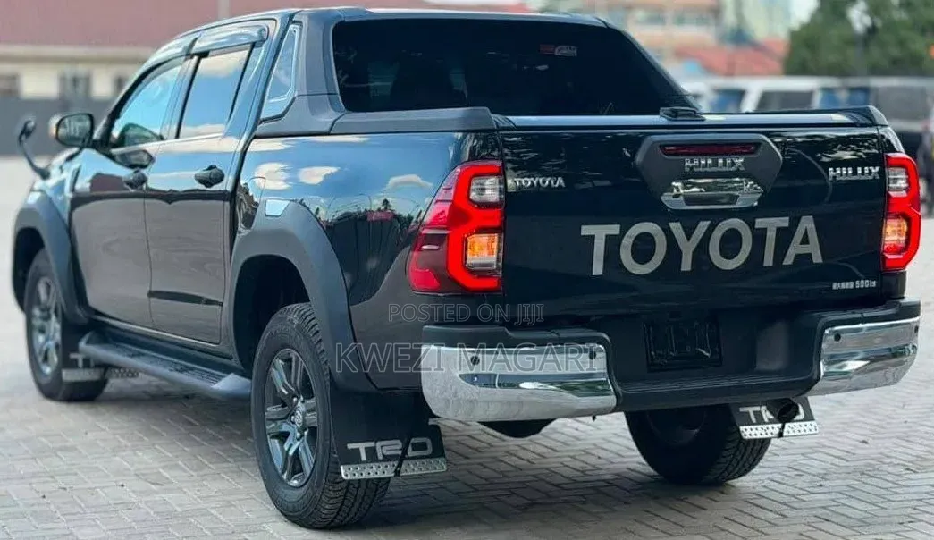 Toyota Hilux 2021 Black