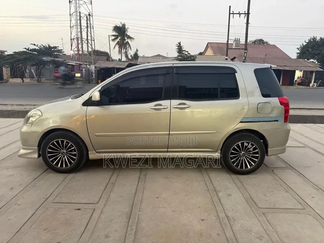 Toyota Raum 2004 Silver