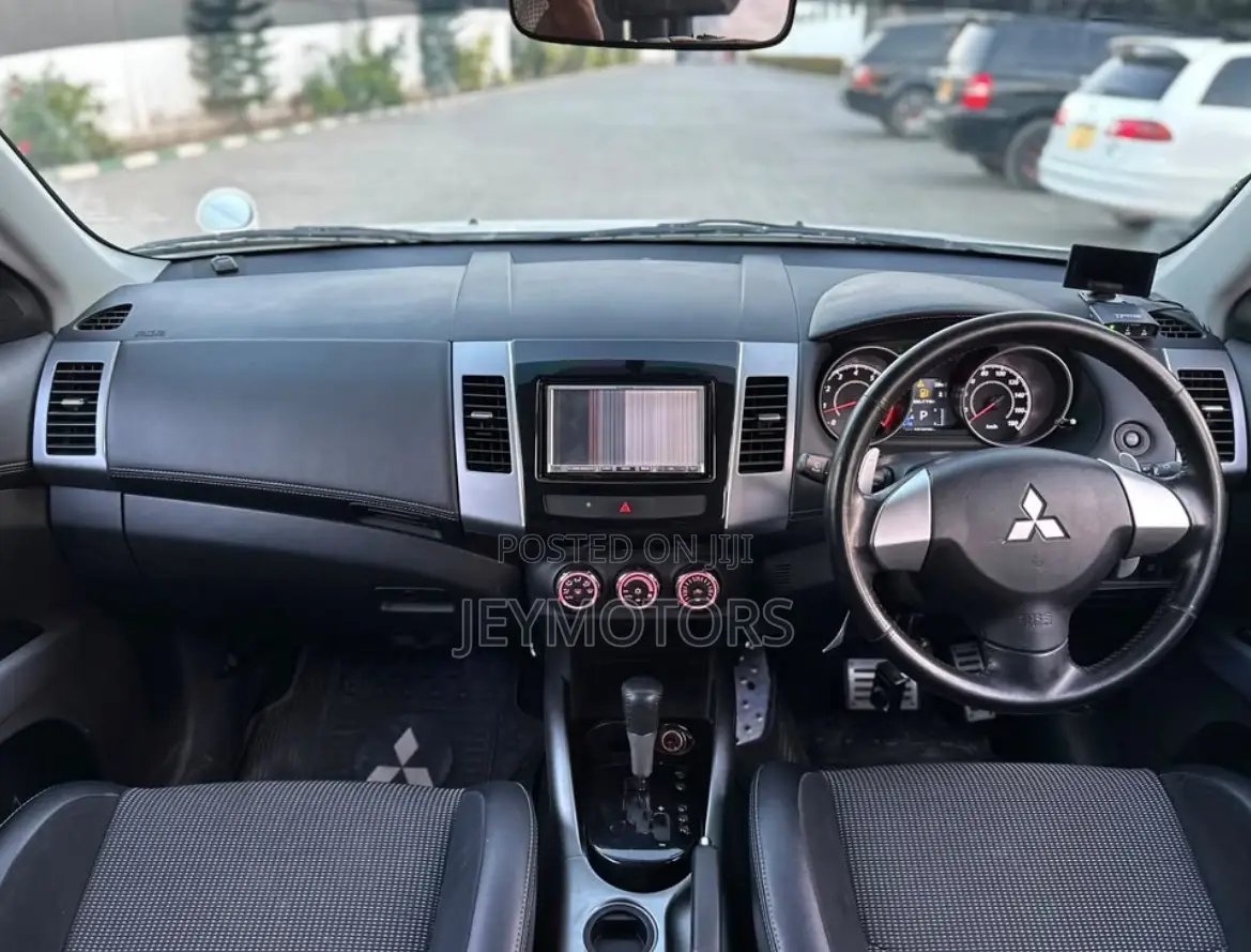 Mitsubishi Outlander 2012 White
