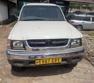 Toyota Hilux 2006 White