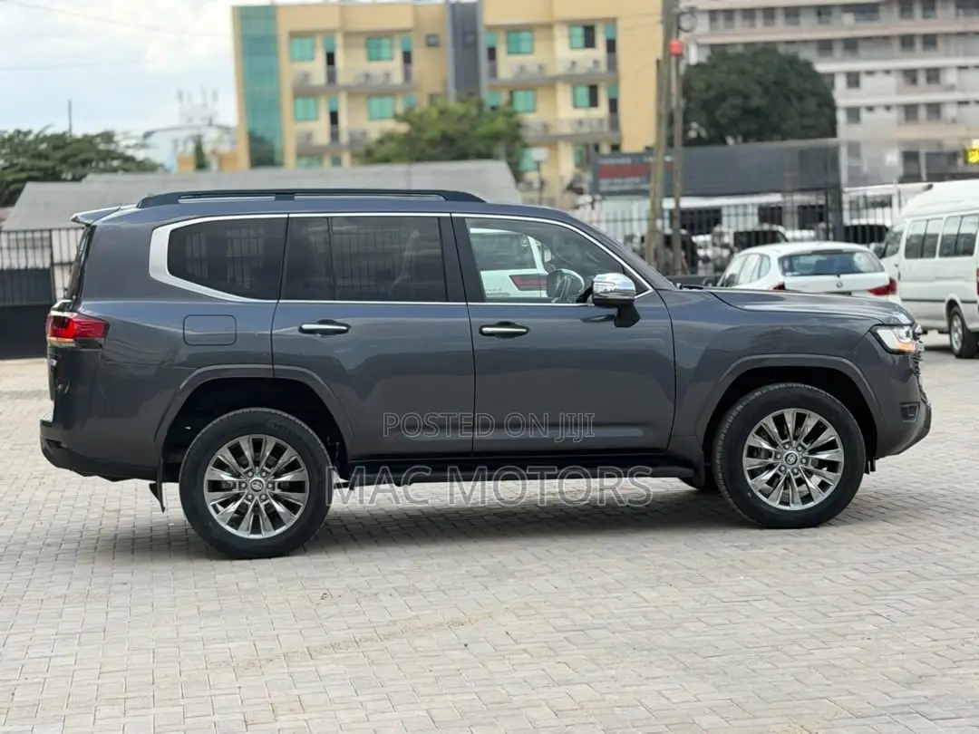 Toyota Land Cruiser LC300 2024 Gray