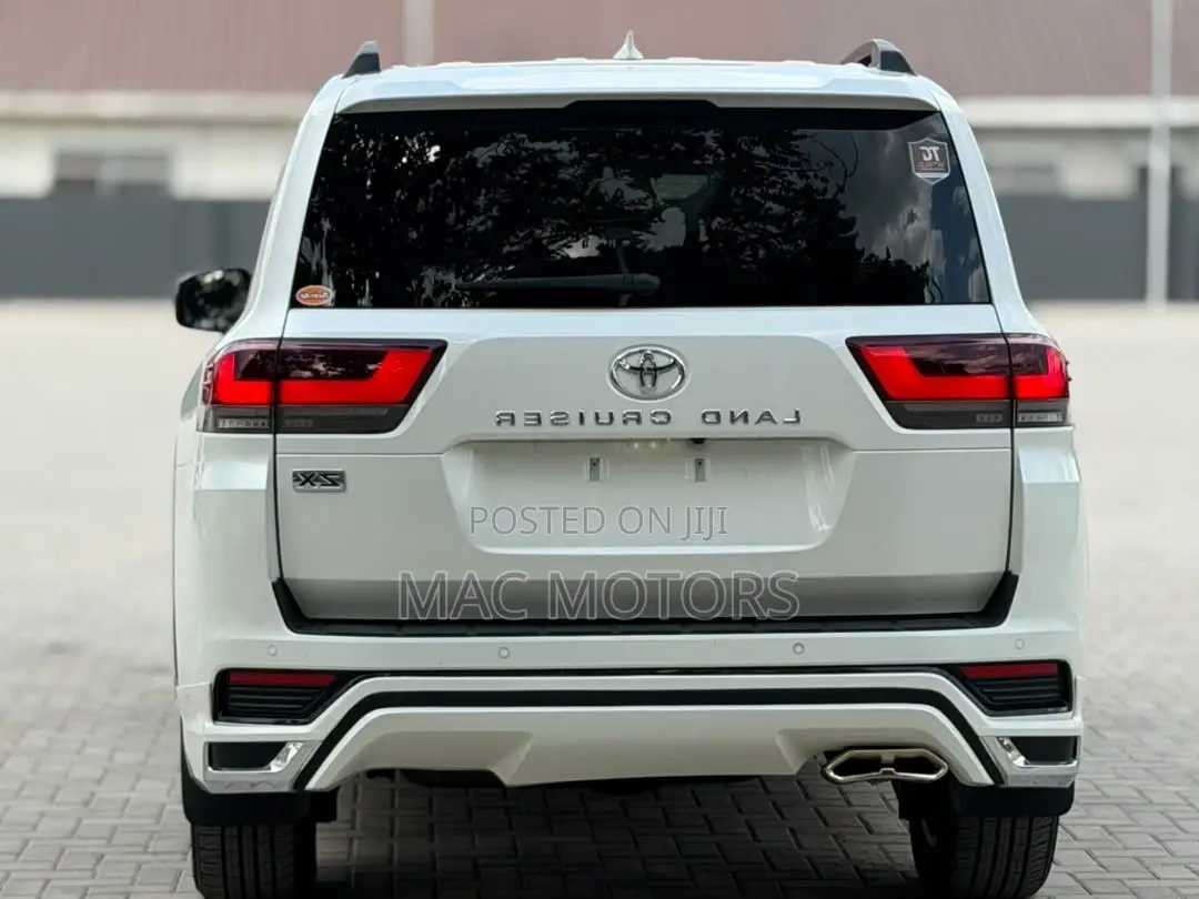Toyota Land Cruiser LC300 2024 White