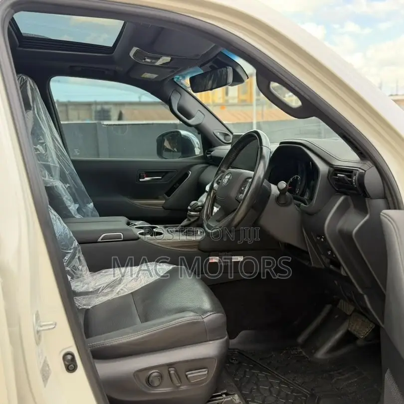 Toyota Land Cruiser LC300 2024 White