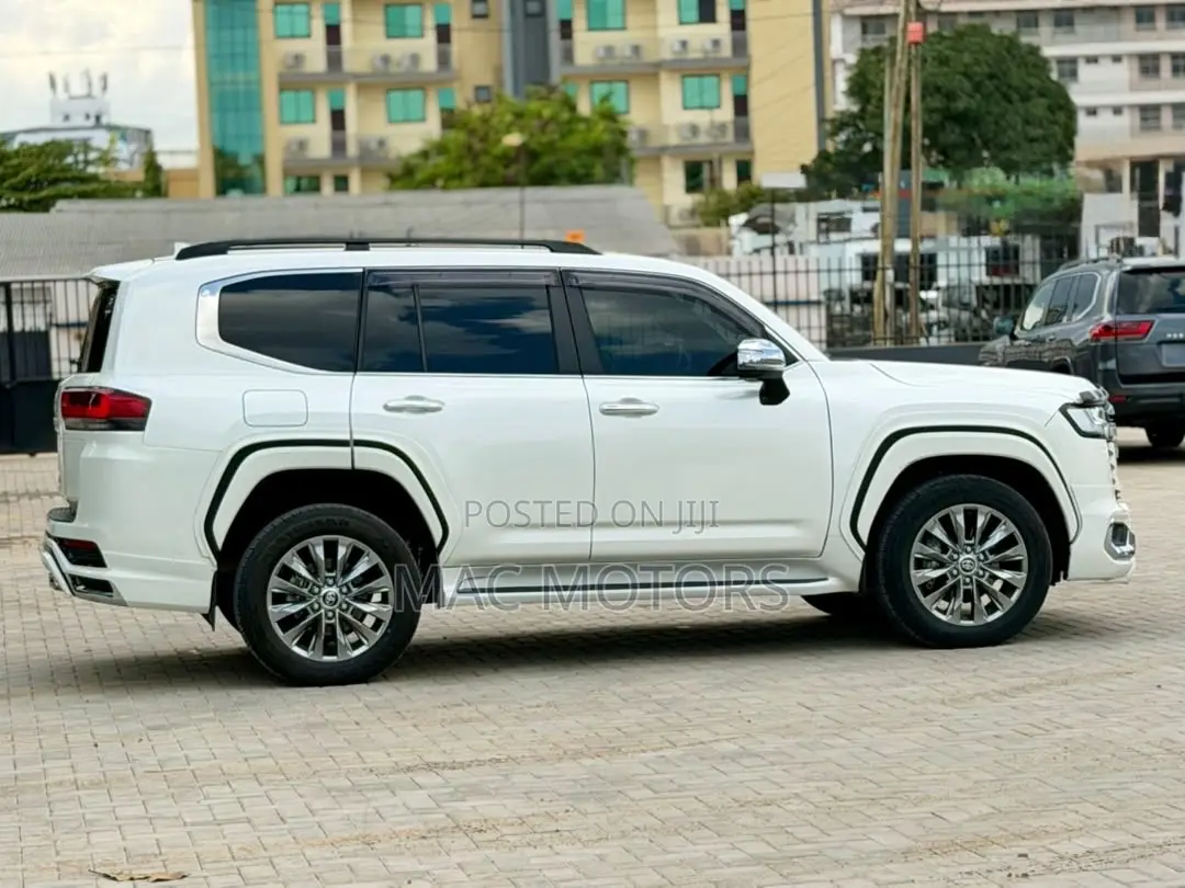 Toyota Land Cruiser LC300 2024 White