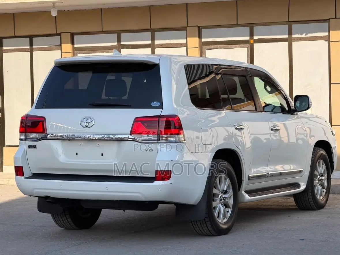Toyota Land Cruiser 4.6 V8 ZX 2017 White