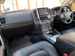 Toyota Land Cruiser 4.6 V8 ZX 2017 White