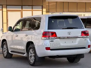 Toyota Land Cruiser 4.6 V8 ZX 2017 White