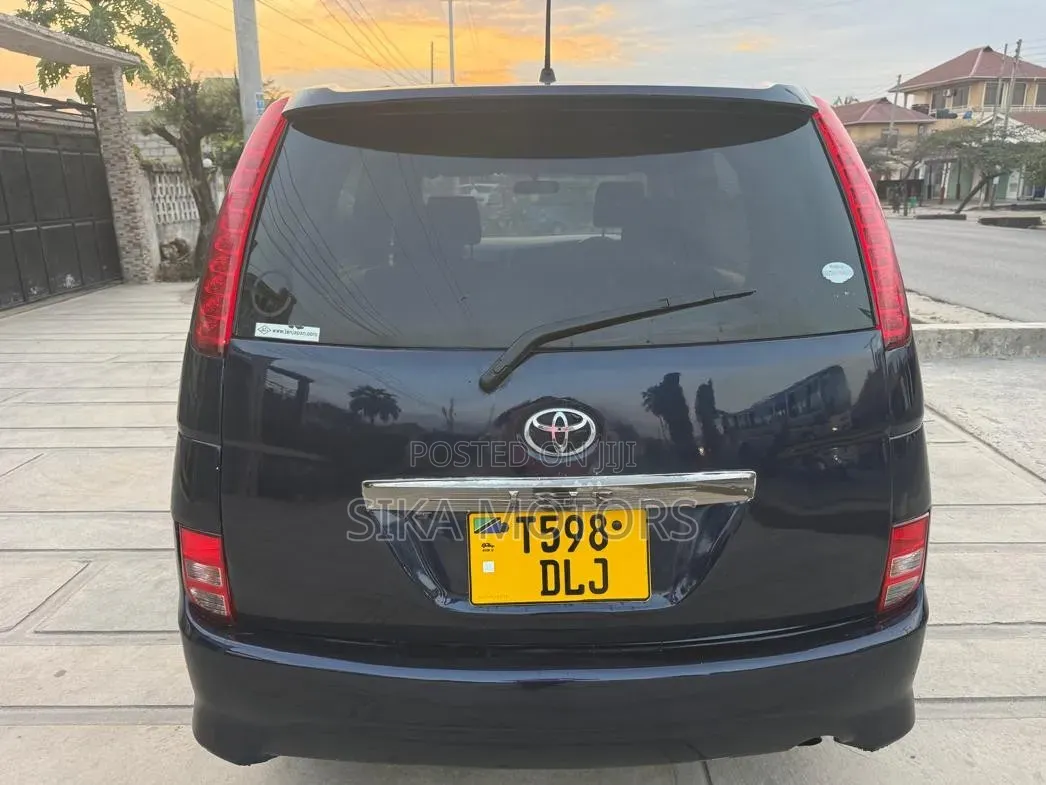 Toyota ISIS 2004 Blue