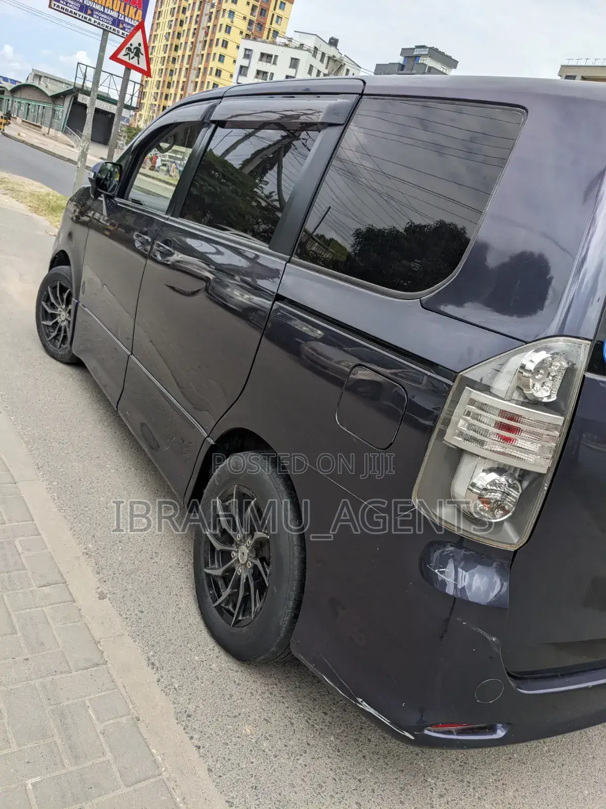 Toyota Noah 2010 Blue
