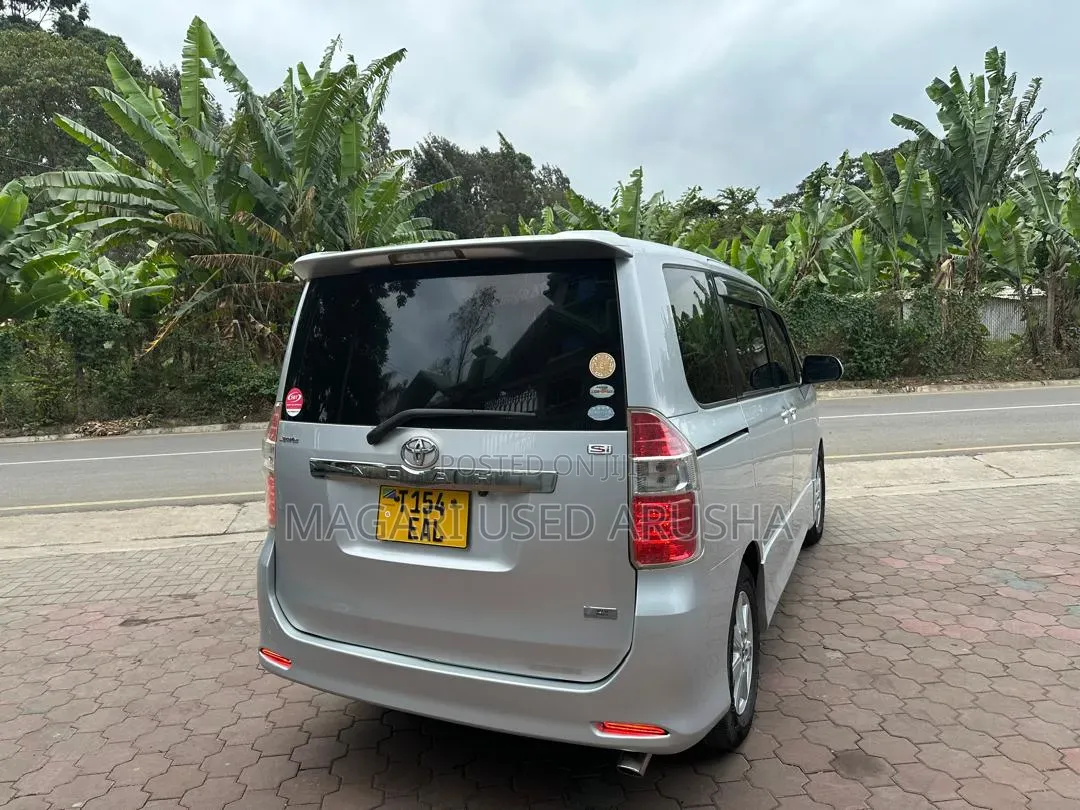 Toyota Noah 2008 Silver