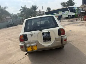 Toyota RAV4 1999 White