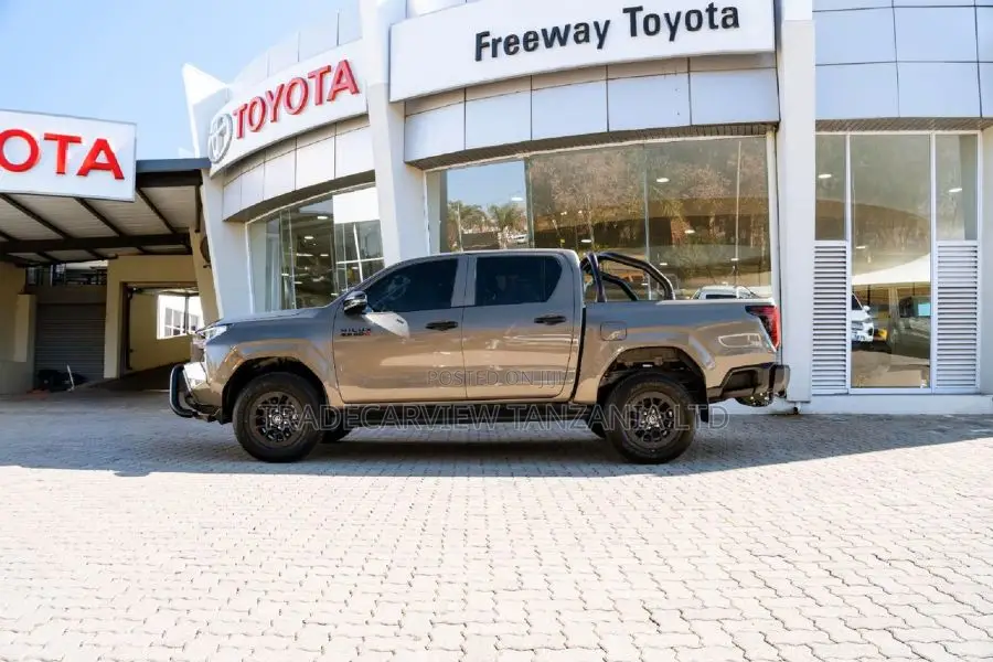 New Toyota Hilux SR (Diesel) 2026 Brown