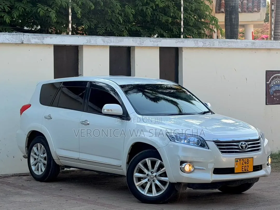 Toyota Vanguard 2011 White